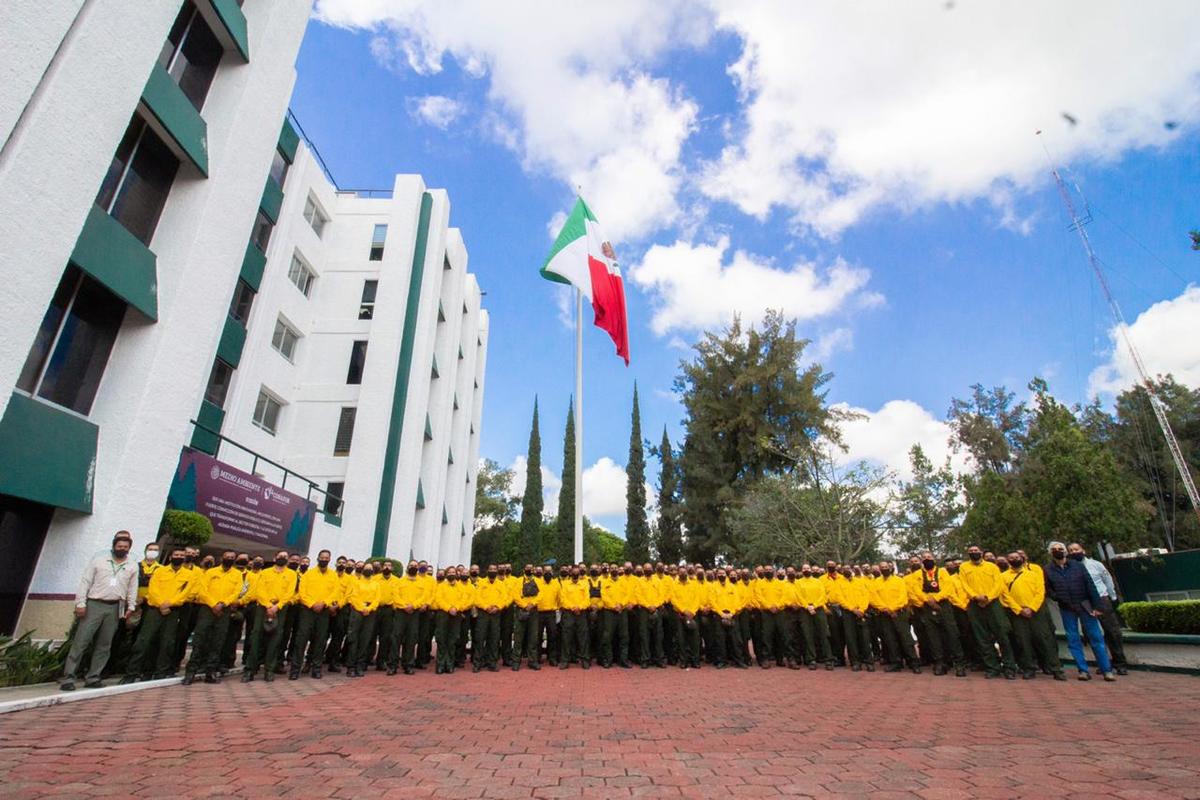 Regresan brigadistas jaliscienses que apoyaron en incendios de California. (Especial)