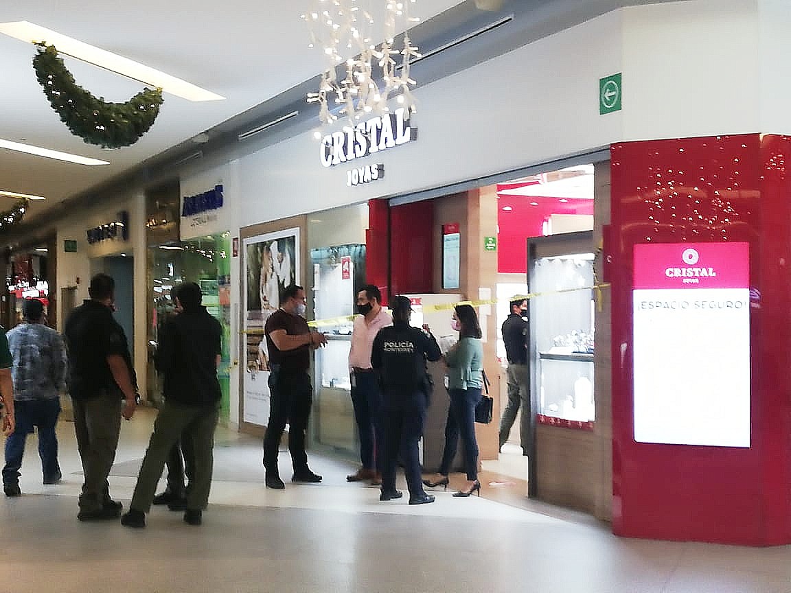 Roban 200 mil pesos a joyería en plaza comercial de Monterrey. Foto: Sandra González.