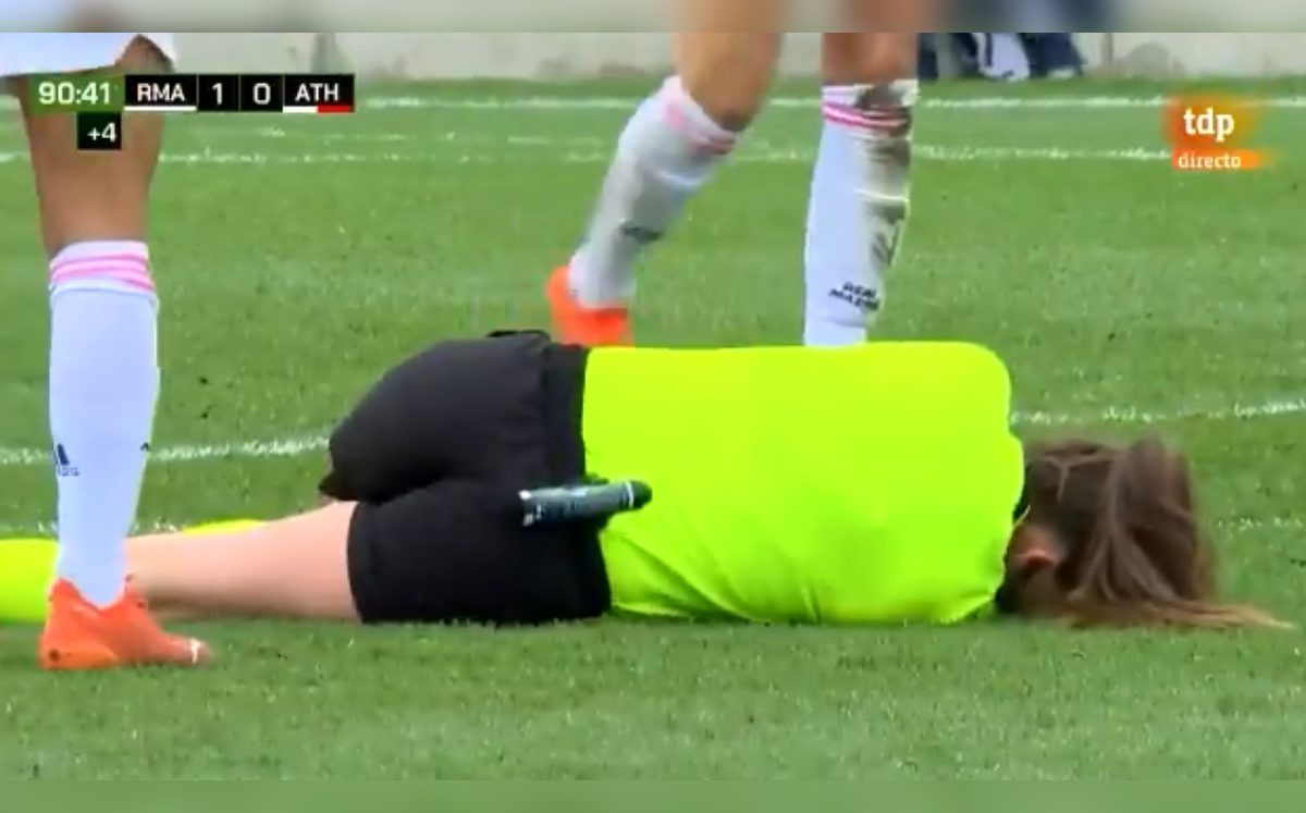 Sara Fernández, árbitra sale de la cancha tras recibir un balonazo en el rostro (Especial)