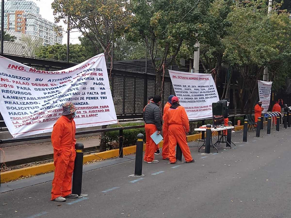 Trabajadores protestan para exigir los pagos de mantenimiento que se realizaron en la Refinería Minatitlán | César Velázquez