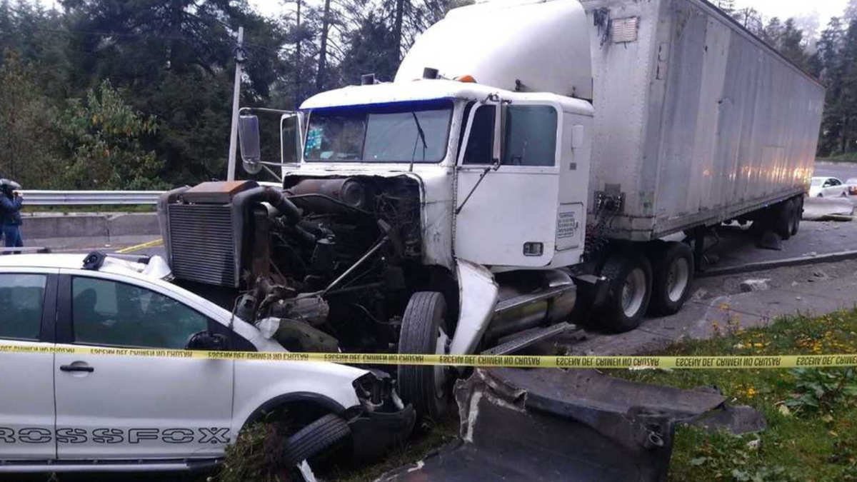 Tráiler choca con auto en la México-Toluca; hay un muerto