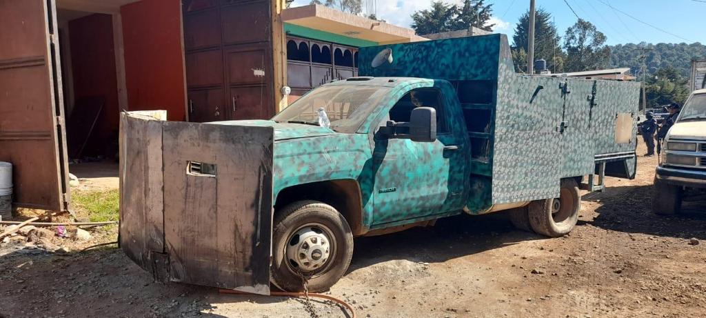 Una camioneta tiene blindaje artesanal. (Jocelyn Estrada)