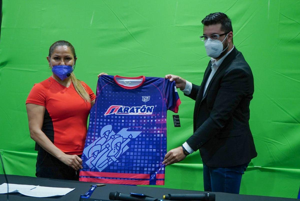 Yadira Lira, presentó la prensa y presea oficial de la justa. (Especial)