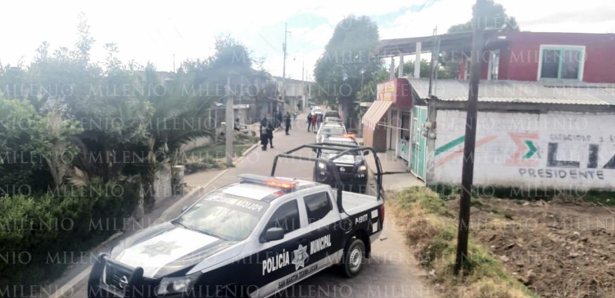 Los agentes lograron asegurar a lo dos presuntos delincuentes junto con el vehículo que robaron. (Especial)