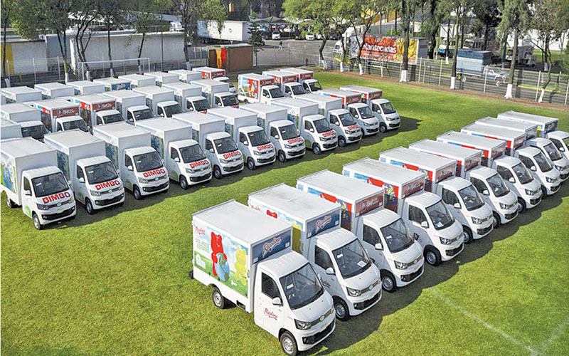 Autos repartidores de Bimbo. (Cortesía)