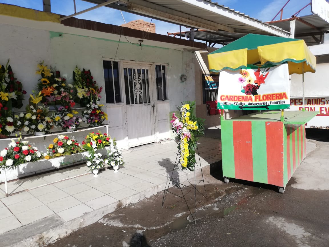 El comerciante de flores, Rolando Gurrola Muñoz lamenta la situación que se vive en Matamoros. (Especial)