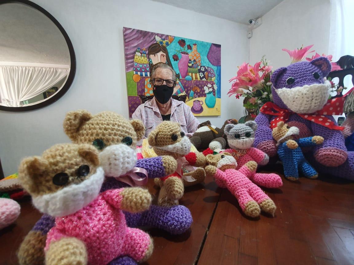 Rebeca agradece al personal de salud que enfrenta covid-19 con un osito crochet. (Erick Breguer)