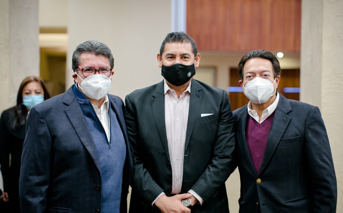 Ricardo Monreal y Mario Delgado posaron para la fotografía del recuerdo con los senadores. (Twitter)