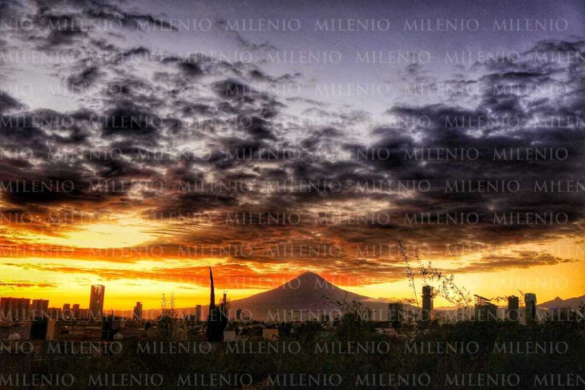Atardecer en Puebla y vista al Popocatépetl. (Andrés Lobato)