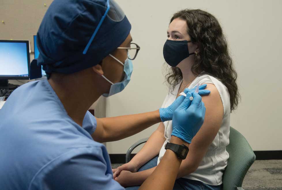 Los ensayos clínicos de Moderna y Pfizer/BioNTech combinados involucraron a unas 70,000 personas voluntarias (AFP).