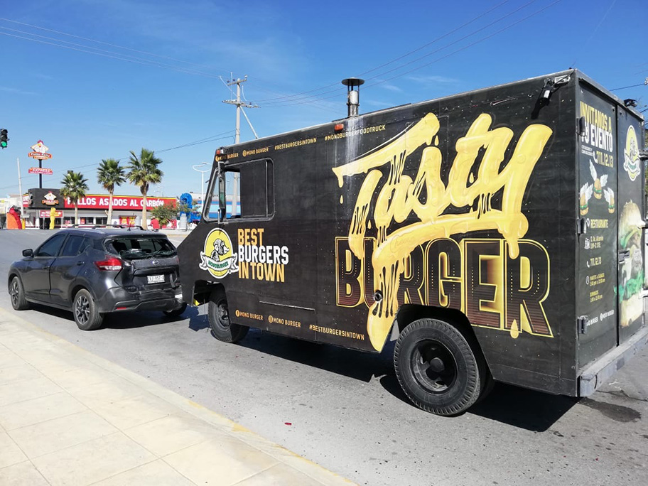 Foodtruck choca con camioneta del año. (Notivox Digital)