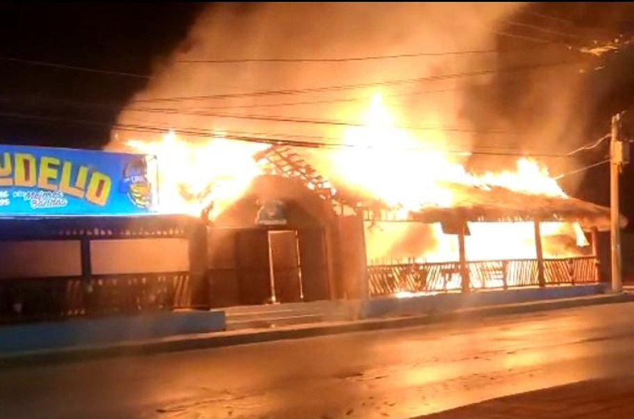 Incendio en restaurantes de mariscos de Torreón. (Notivox Digital)