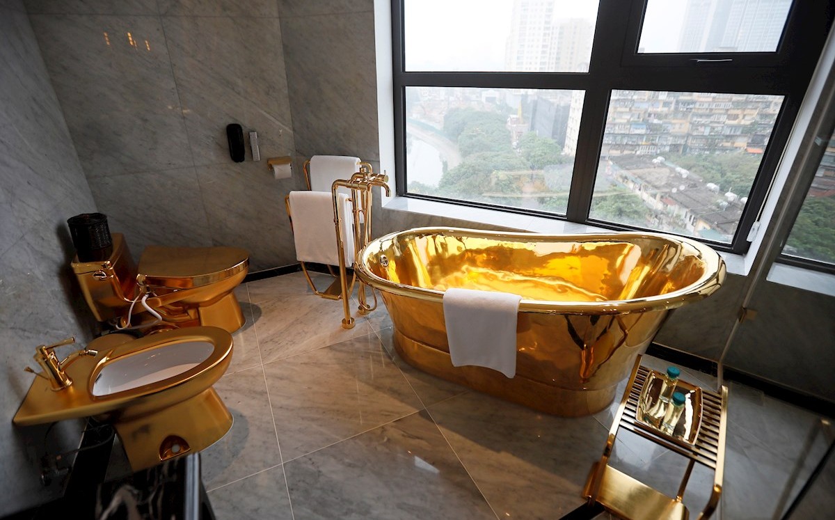 Interiores del hotel se encuentran bañadas en oro como bañeras, habitaciones y el ascensor. (EFE)