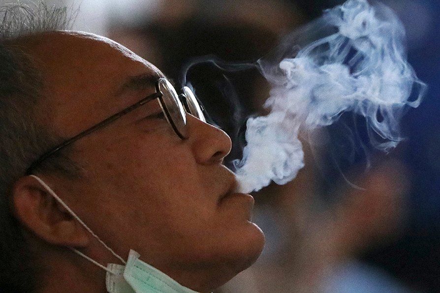Puesto que el covid-19 es una infección respiratoria, se presenta con más frecuencia e intensidad en los fumadores. |Reuters
