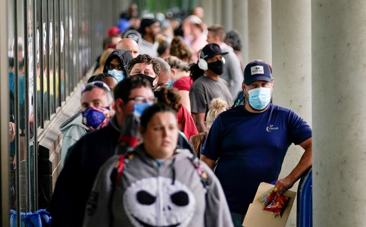 Sólo se han recuperado 12.1 millones de los 22.2 millones de empleos perdidos en marzo y abril. Foto: (Reuters)