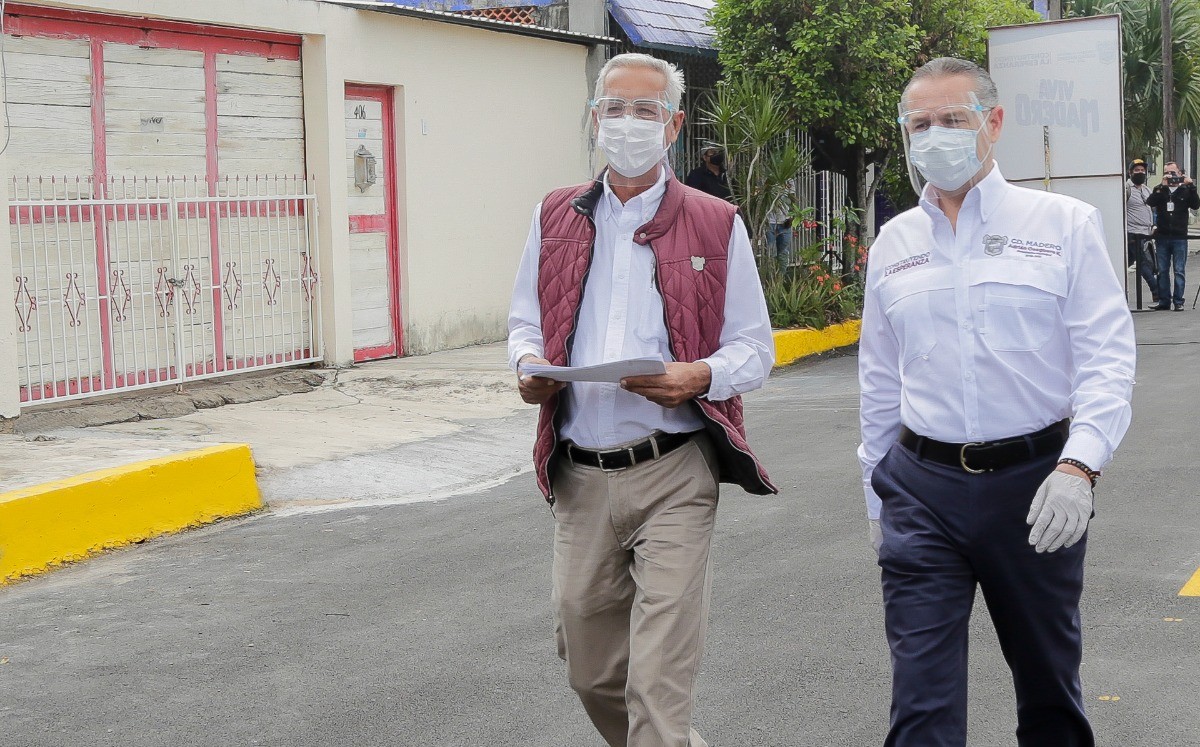 Adrián Oseguera entregó el reencarpetado de la calle Miguel Lerdo de Tejada. (Cortesía)