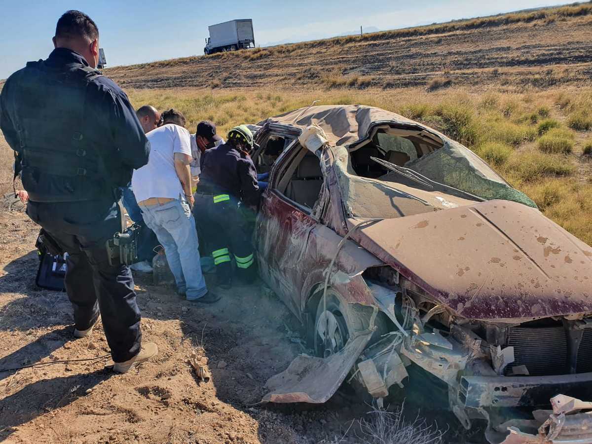 La camioneta salió del camino para luego volcar a la altura de Ceballos. (Milenio Digital)