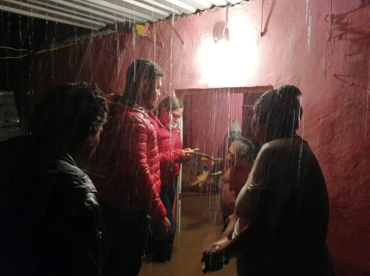 Algunas familias fueron sorprendidas por las inundaciones mientras dormían. (Isabel Zamudio)