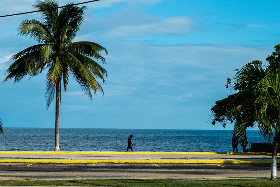 El malecón y el horizonte se unen al paso de los visitantes. | Octavio Hoyos