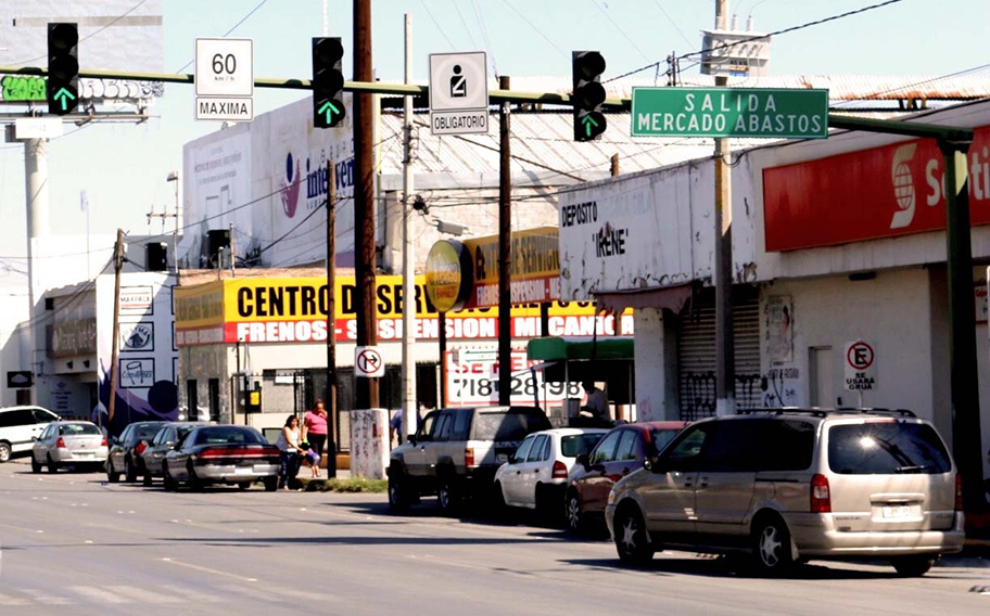 Roban auto afuera del mercado abastos de Torreón. (Milenio Digital)