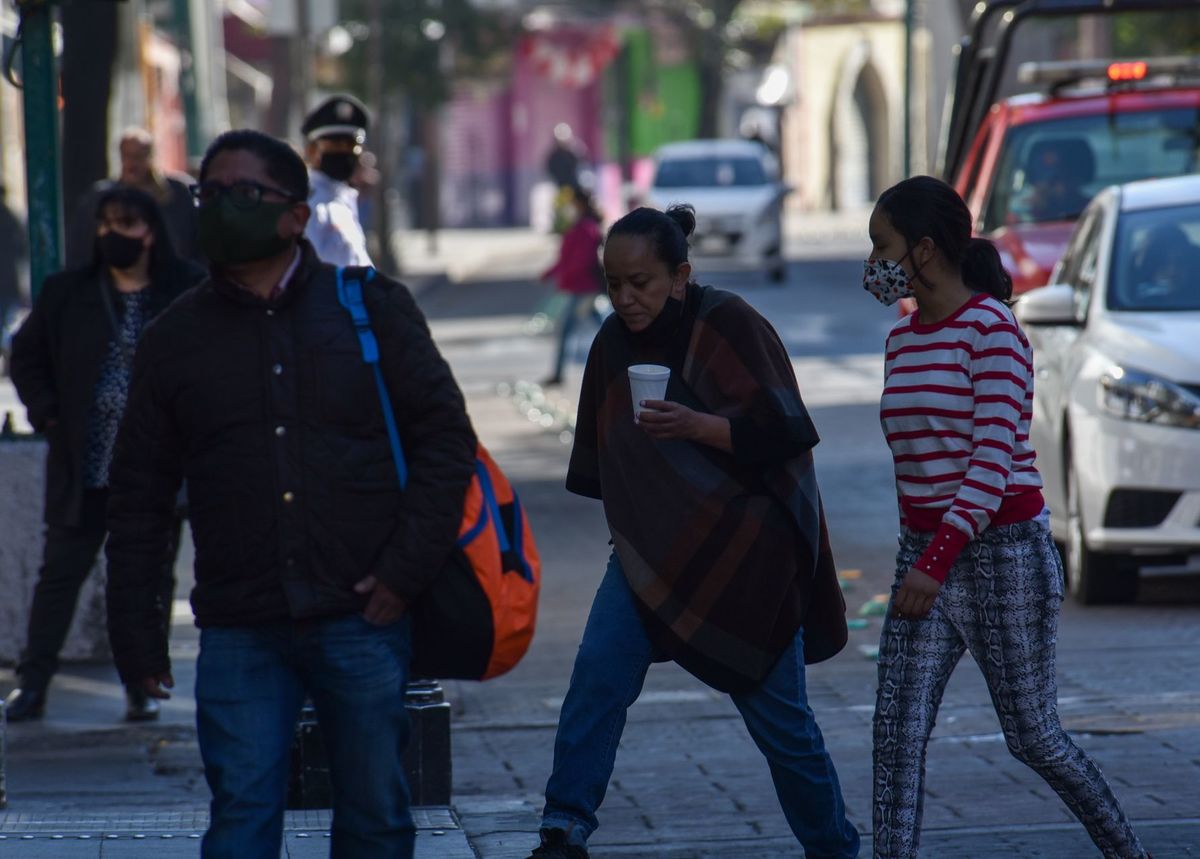 Ante las bajas temperaturas que se han registrado en los últimos días la población ha tenido que salir más abrigada. (Cuartoscuro)