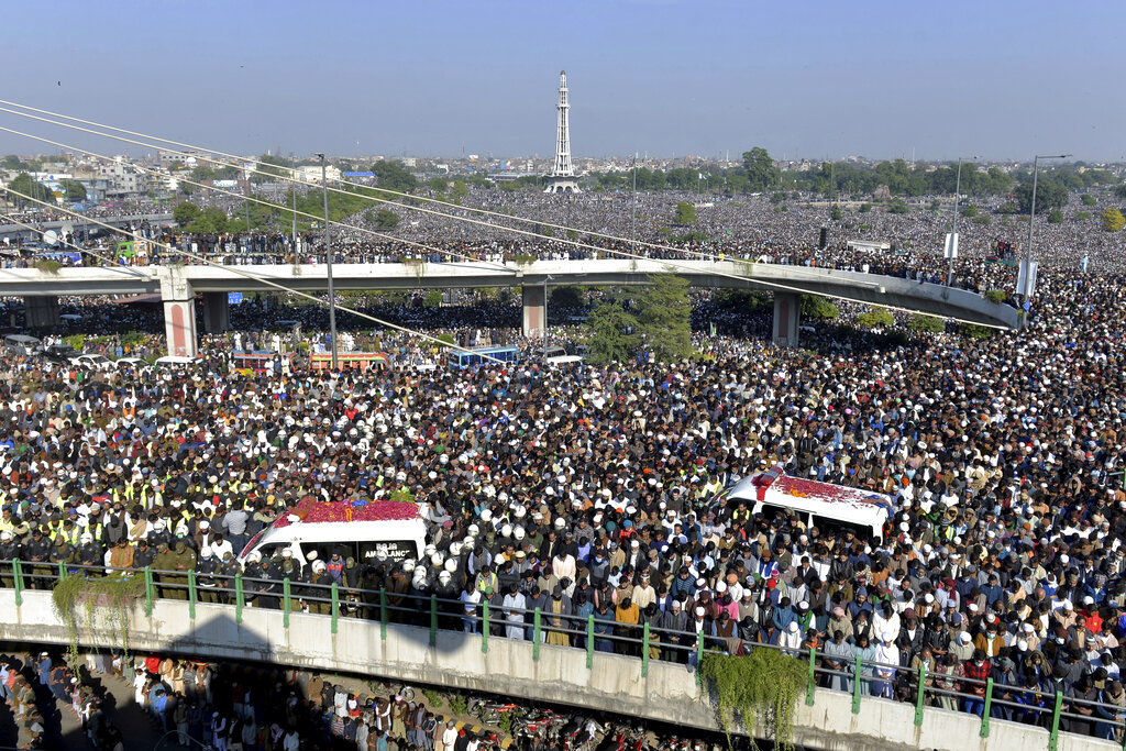 Las calles de Lahore se llenaron tras el funeral del clérigo Khadim Hussain Rizvi. (AP)