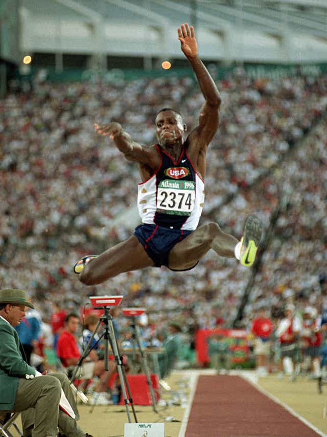 Carl Lewis en los juegos Olímpicos de 1996 (AP)