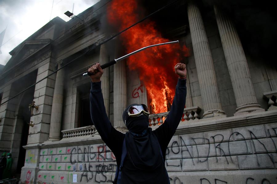 El incendio al Congreso de Guatemala se produjo este sábado ante protestas contra el gobierno. (EFE)