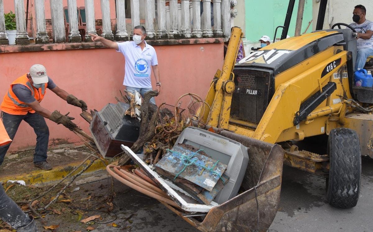 Jesús Nader lleva limpieza al sector Infonavit. (Cortesía)