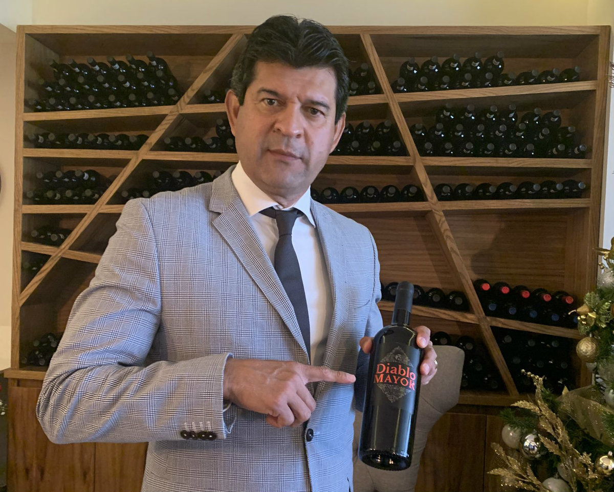 José Saturnino Cardozo con su nuevo vino 'Diablo Mayor' (Twitter: @pepecardozo249)