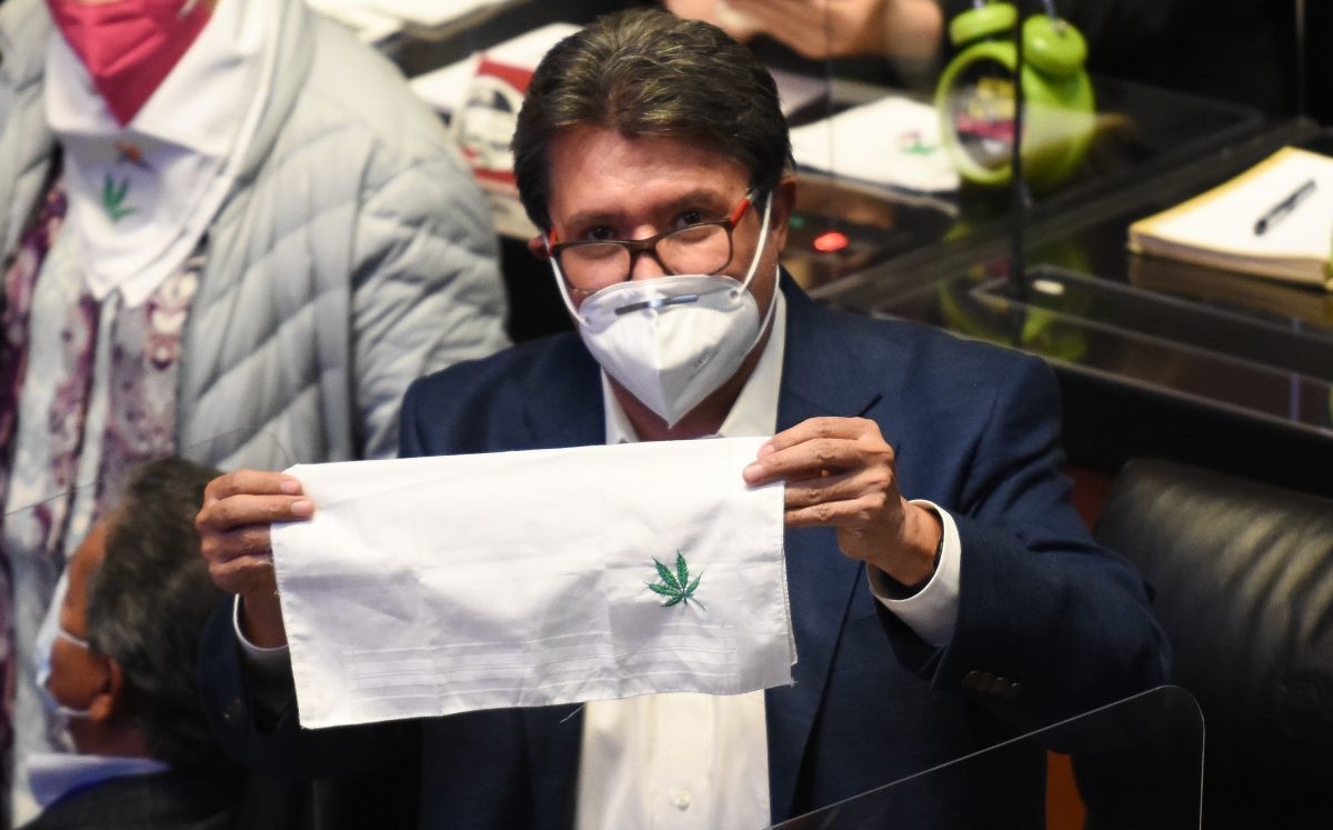 Monreal en el Senado, con un cubrebocas que le regaló Jesusa Rodríguez. (Cuartoscuro)