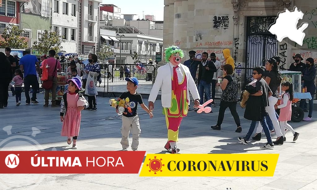 Pachuqueños en el El Reloj Monumental salen a pasear sin usas las medidas sanitarias. (Jorge Sánchez)