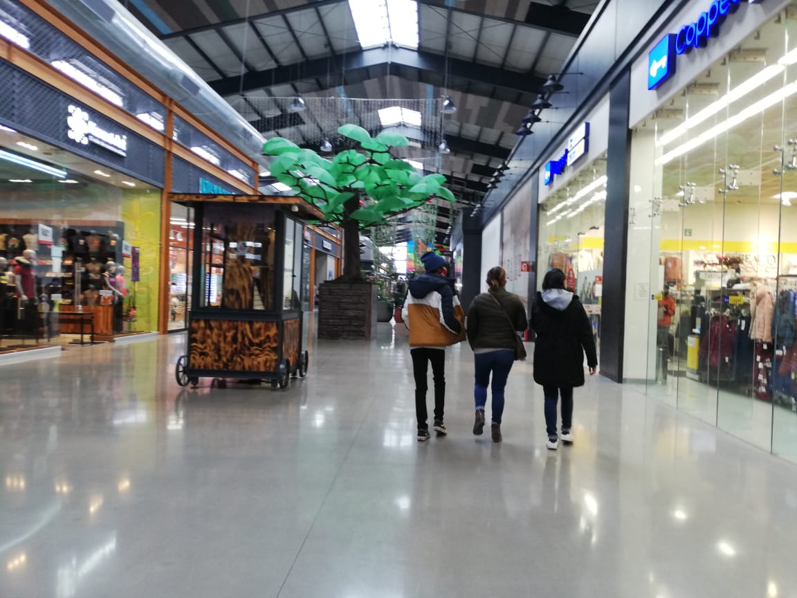 Las plazas comerciales recibieron más gente que los locales pequeños. (Jorge Sánchez)