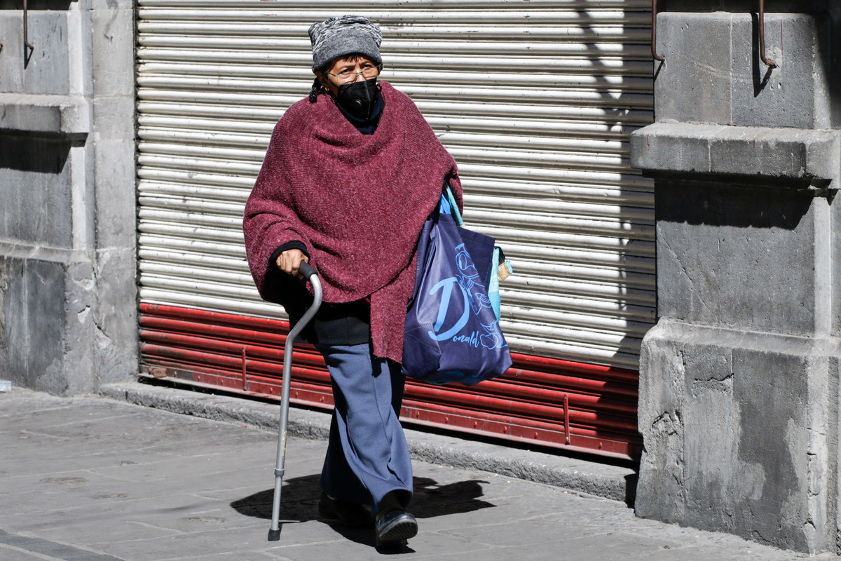 Poblanos salen abrigados ante el registro de bajas temperaturas. (Agencia Enfoque)