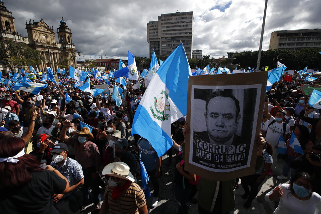 Las protestas contra el gobierno de Alejandro Giammatei se concentaron en el centro de la Ciudad de Guatemala. (AP)