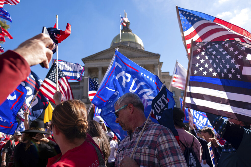 Los simpatizantes de Trump siguen afirmando que hubo fraude electoral. (AP)