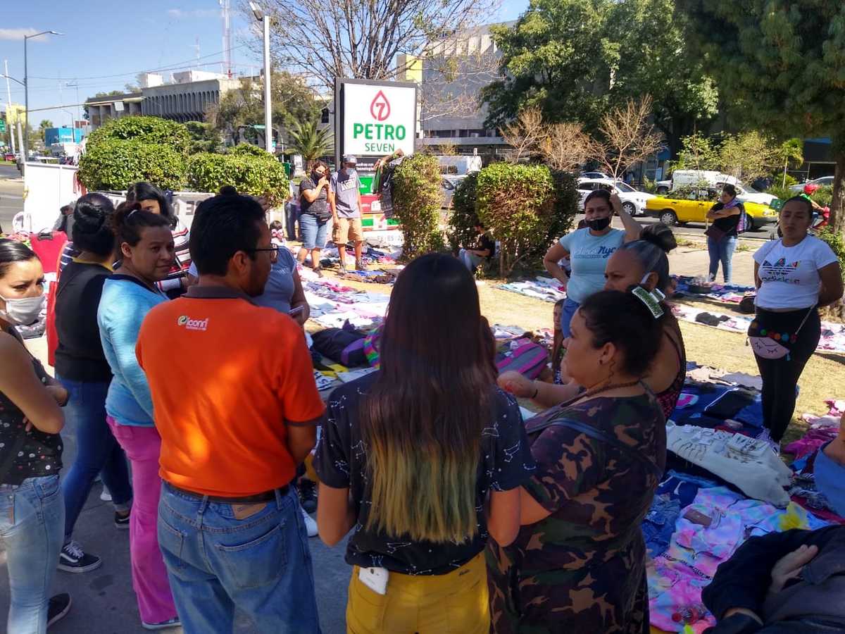 El trueque de ropa lleva haciéndose 8 años en el Parque Rojo (María Ramírez)
