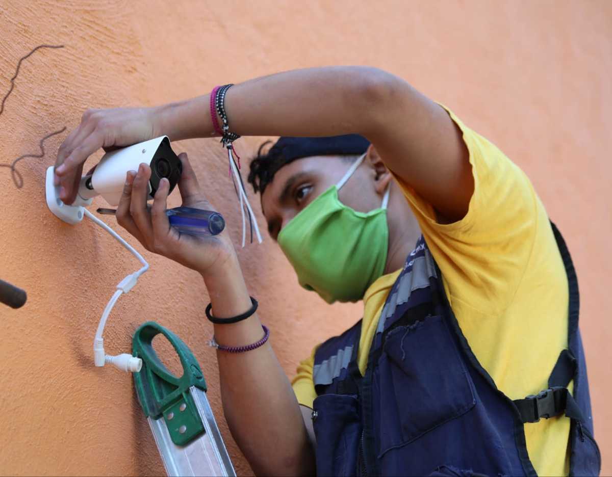 Además se instalaron lámparas, alarmas y botones de emergencia.