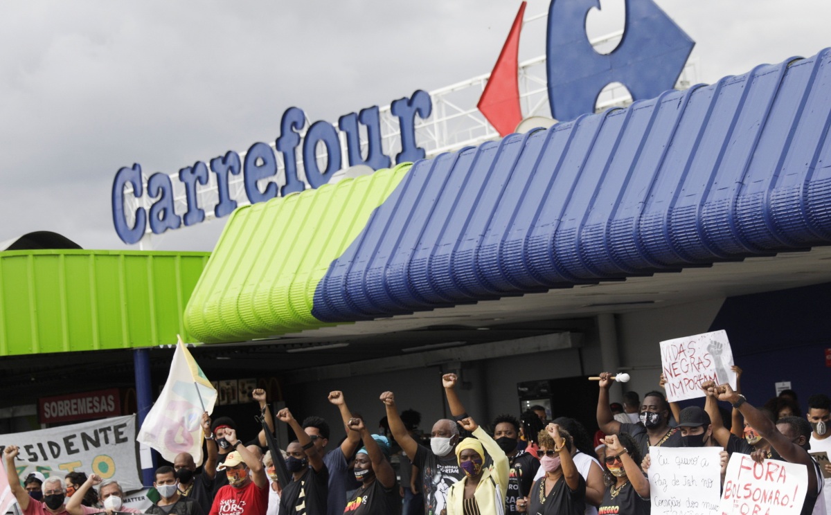 Decenas de personas han protestado contra la cadena de supermercados francesa. (Reuters)