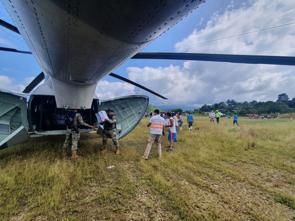 Un helicóptero MI-17 transporta constantemente personal y ayuda humanitaria.