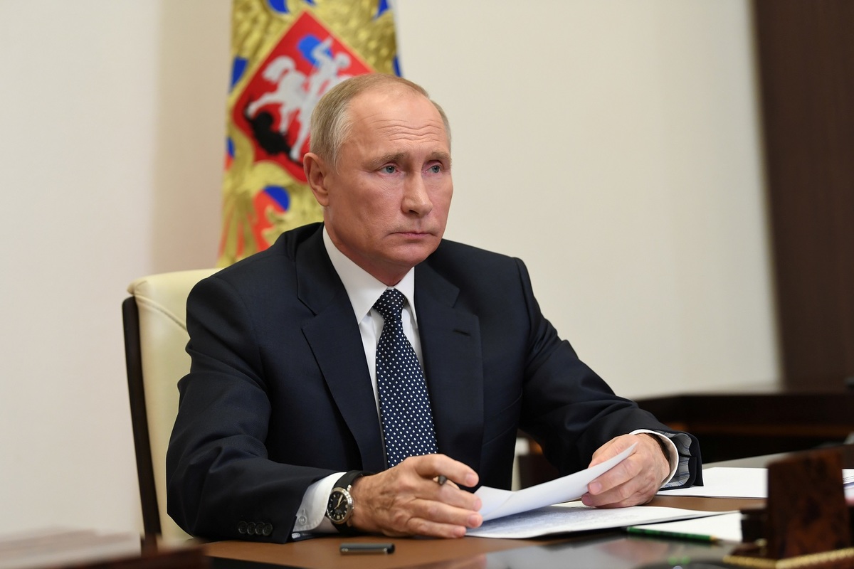 El presidente Vladimir Putin consideró que la legitimidad del próximo presidente en EU la decidirán los estadunidenses.(Reuters)