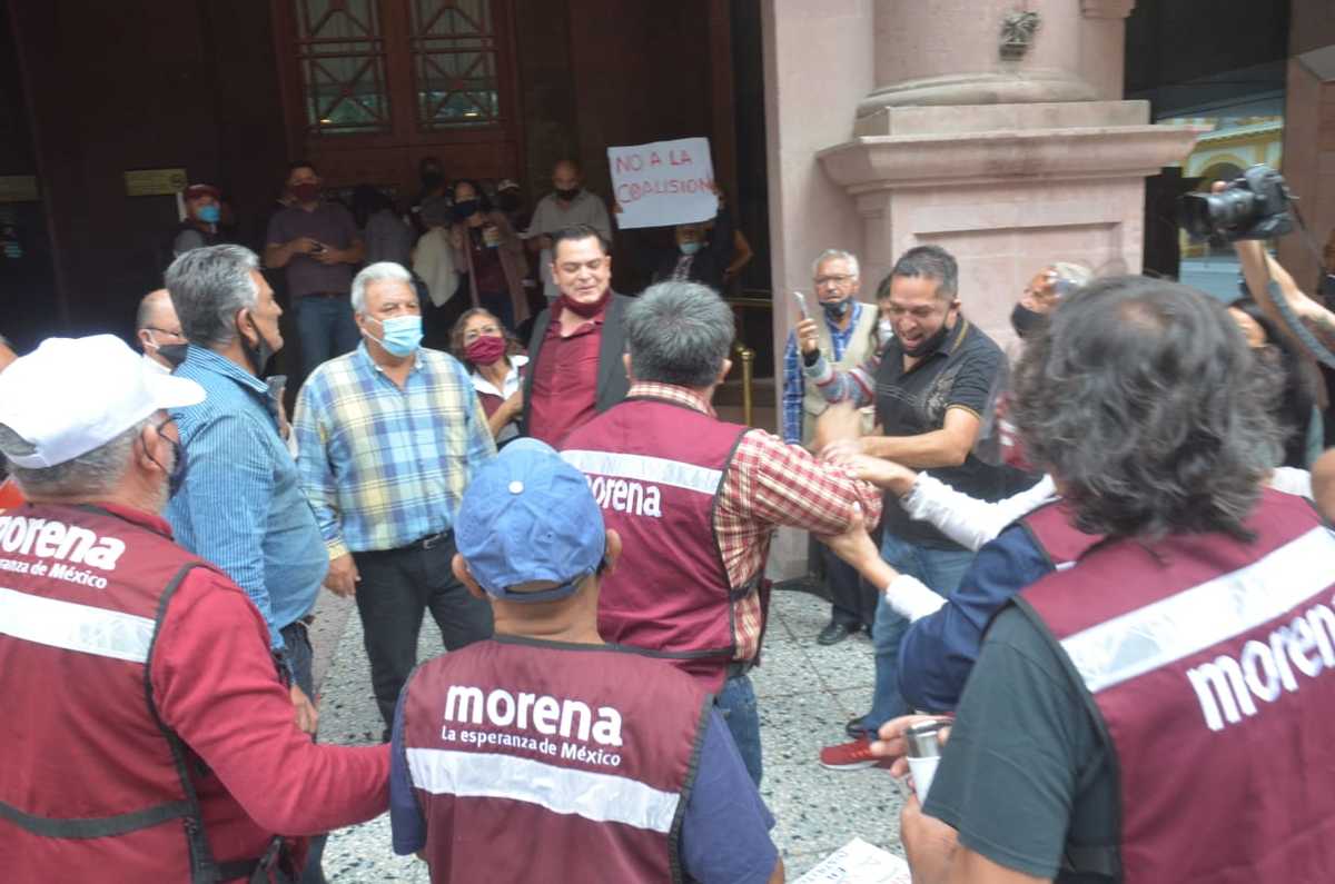 Rechazan militantes de Morena candidatura de Clara Luz Flores. Foto: Raúl Palacios.