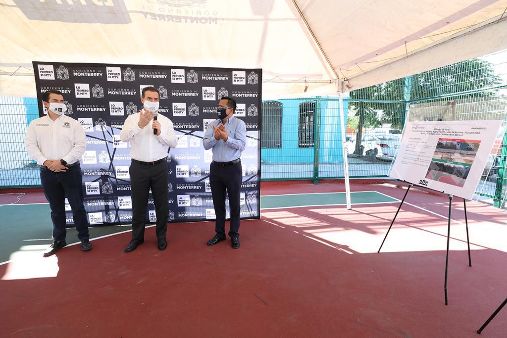 Adrián de la Garza, alcalde de Monterrey, en la rehabilitación de la plaza pública en Solidaridad. Foto: Especial.