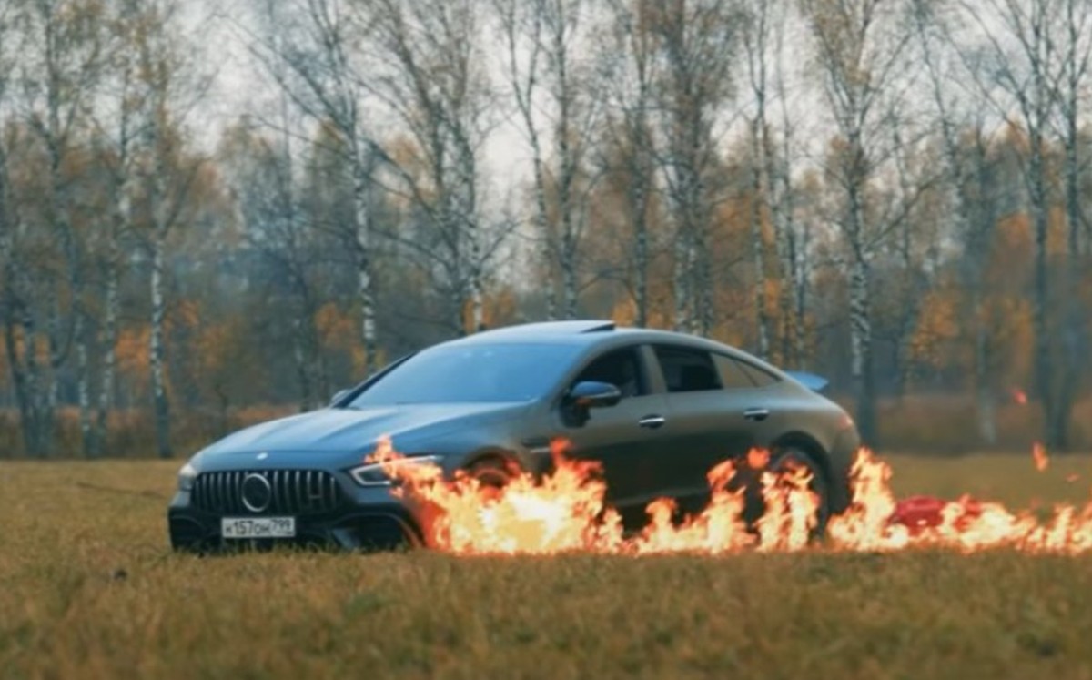 El Mercedes empezando a arder (YouTube).