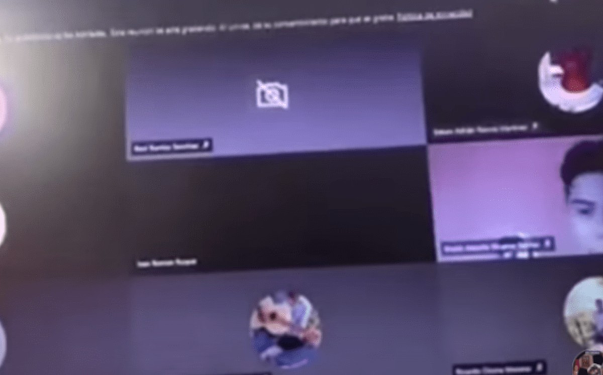 ¿Generación de cristal? Alumnos acusan a profesor por 'insulto' en clase en línea. (Captura)