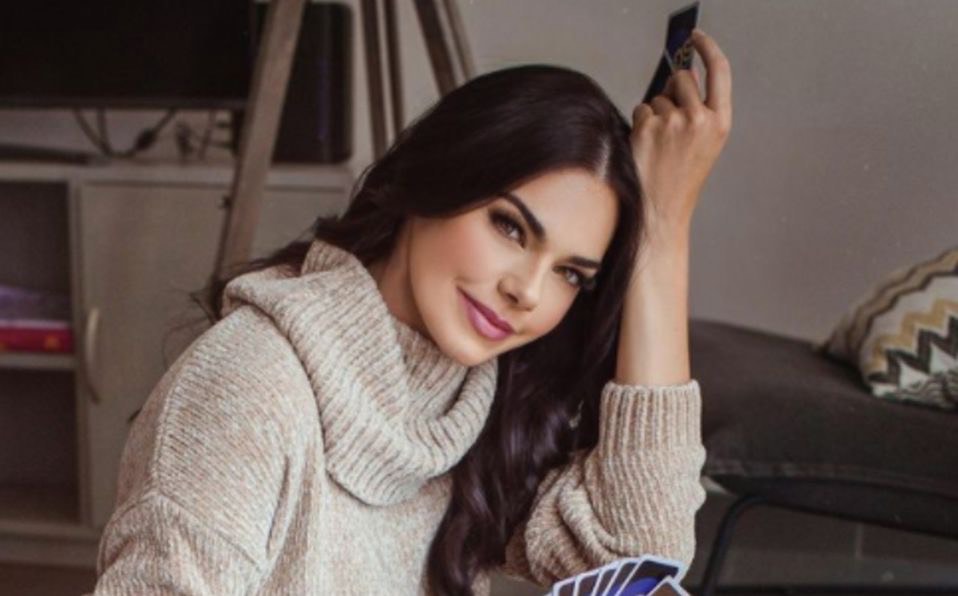 Livia Brito escandaliza Instagram posando en leggins color rojo