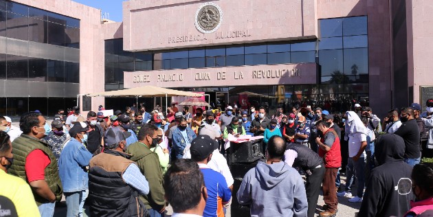 Alrededor de sesenta trabajadores municipales se plantaron en la alcaldía de Gómez Palacio. (Mauricio Román)