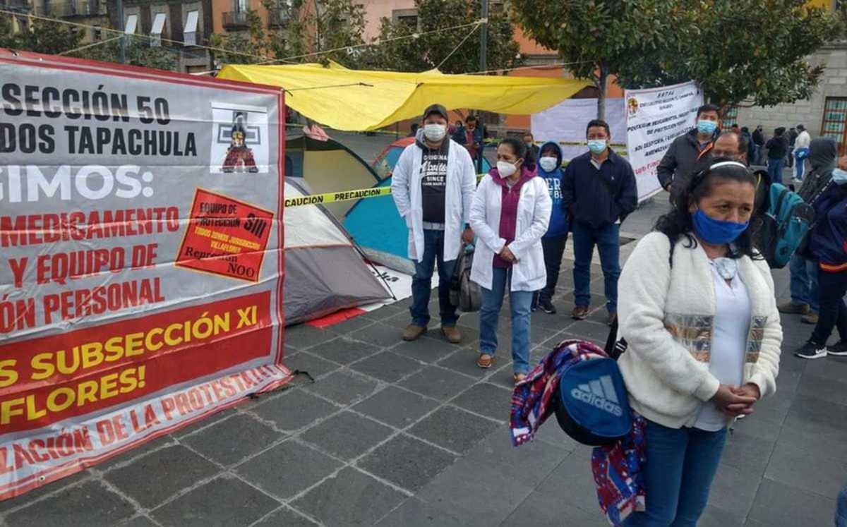 Trabajadores de la salud de Chiapas instalan plantón en el Zócalo de CdMx