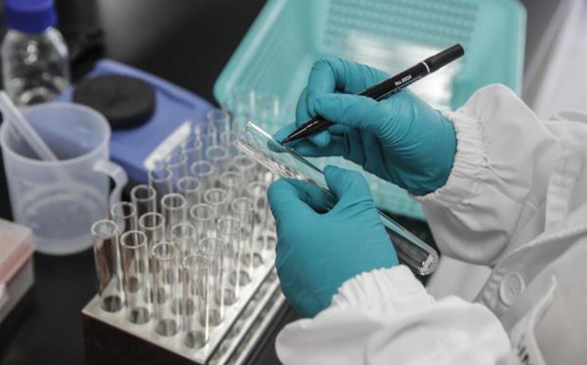 Vacuna anticovid de AstraZeneca es eficaz en 70%; esto es lo que sabemos