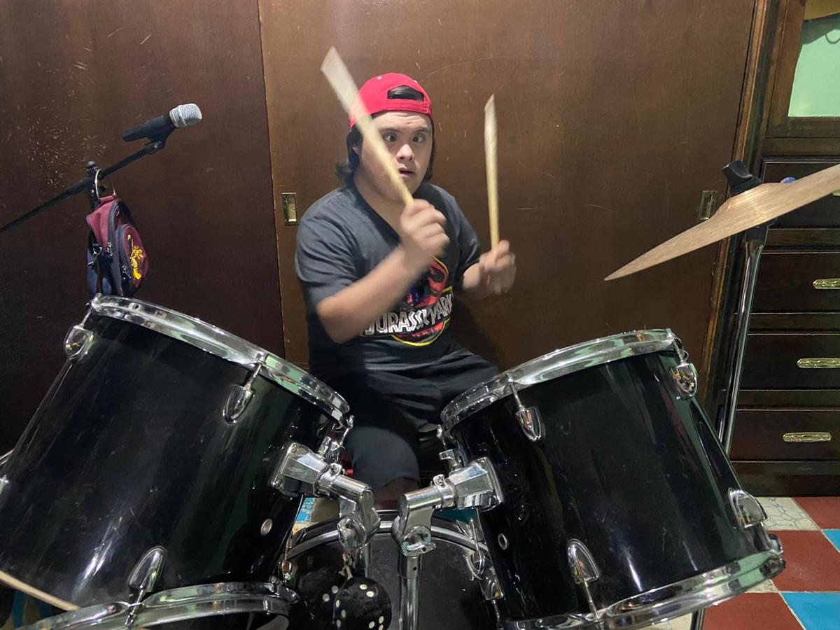 Adán Fernando Pulgarín Muñoz toca la batería, el güiro, la tambora, un trombón y las congas. (Gilberto Lastra)